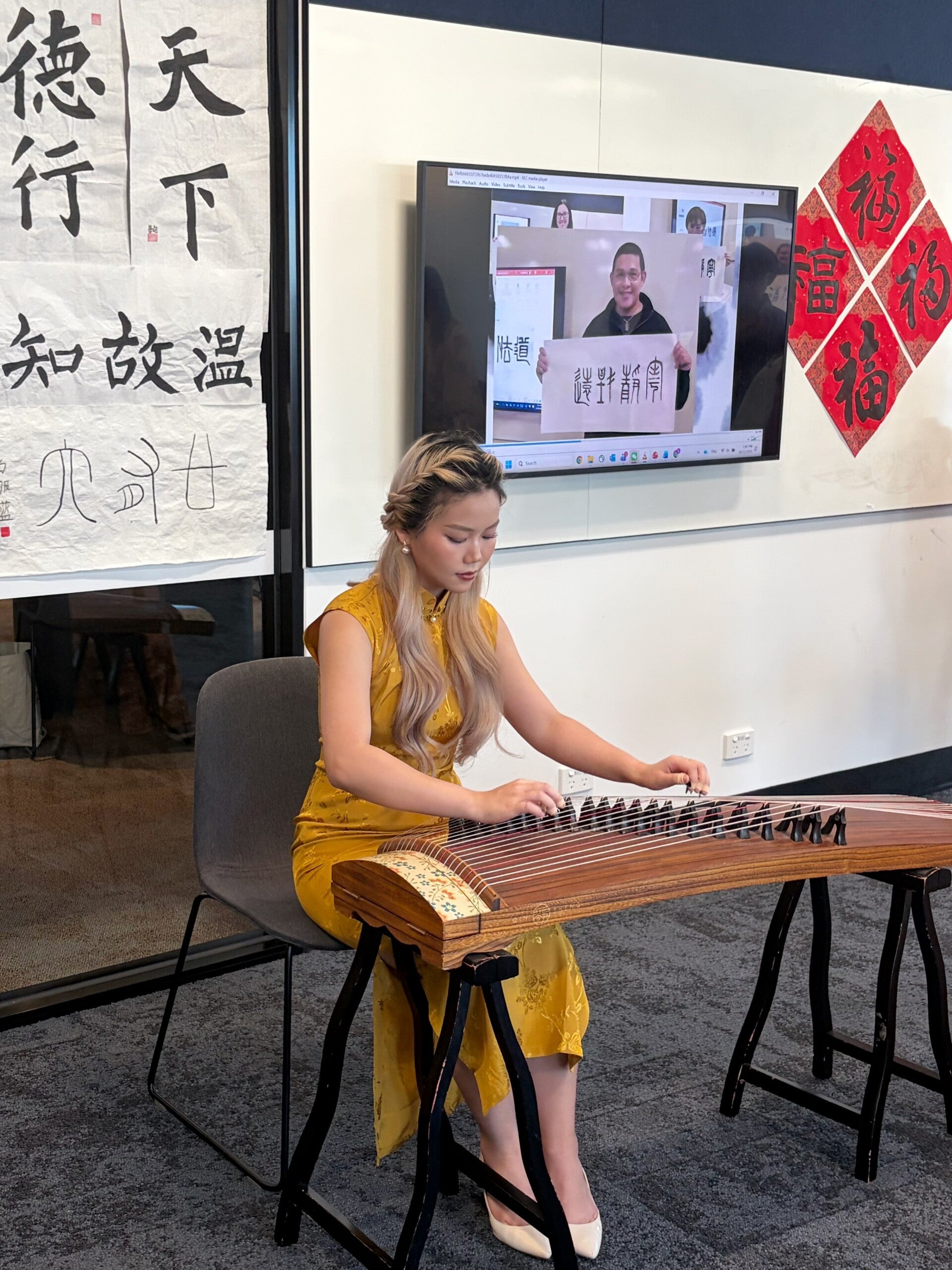 Shiman Zhang performing guzheng on stage in Melbourne